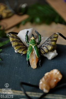 Naszyjnik z żukiem z kryształem (Unique Fantasy Objects)