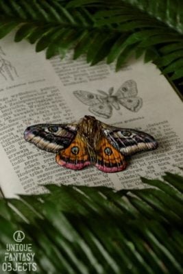 Broszka z rzeźbą motyla pawica grabówka (Unique Fantasy Objects)