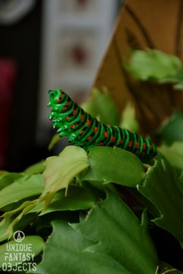 Broszka z rzeźbą gąsienicy pazia królowej (Unique Fantasy Objects)