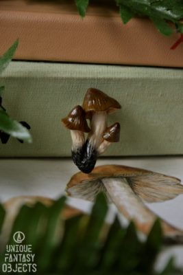 Broszka z rzeźbami grzyba gąska zielonka (Unique Fantasy Objects)