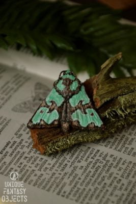 Broszka z rzeźbą motyla krzyżówka malachitówka (Unique Fantasy Objects)