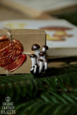 Broszka z rzeźbami grzybów shimeji (Unique Fantasy Objects)