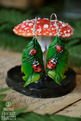 Kolczyki w kształcie liści z biedronkami (Unique Fantasy Objects)