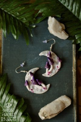 Kolczyki z rzeźbami grzybów i księżyca (Unique Fantasy Objects)