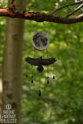 Ozdoba na ścianę z rzeźbą kruka i koralikami (Unique Fantasy Objects)