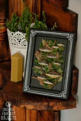 Ozdoba na ścianę z rzeźbami huby i leśną ściółką (Unique Fantasy Objects)