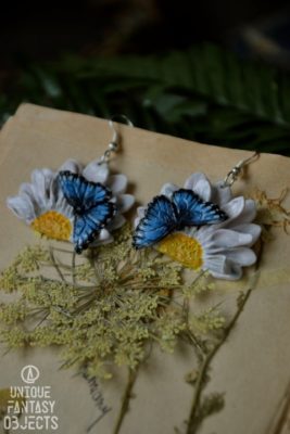 Kolczyki z motylem siedzącym na kwiatkach (Unique Fantasy Objects)