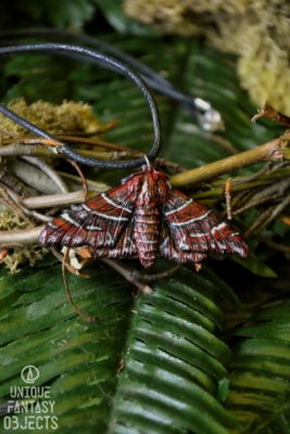 Naszyjnik z rzeźbą brązowego motyla (Unique Fantasy Objects)