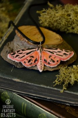 Naszyjnik z rzeźbą różowego motyla (Unique Fantasy Objects)