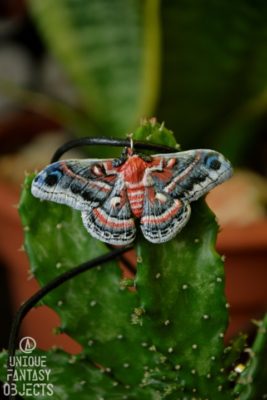 Naszyjnik z rzeźbą szarej ćmy (Unique Fantasy Objects)