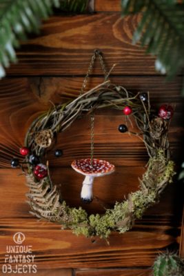 Ozdoba na ścianę z rzeźbą muchomora i gałązkami (Unique Fantasy Objects)