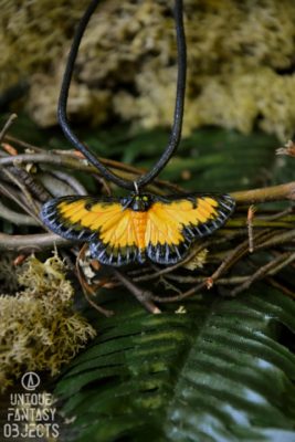 Naszyjnik z rzeźbą żółtego motyla (Unique Fantasy Objects)