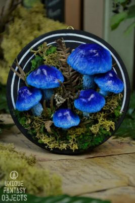 Owalna ozdoba na ścianę z niebieskimi grzybami (Unique Fantasy Objects)