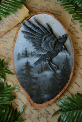 Ozdoba na ścianę z krukiem i lasem (Unique Fantasy Objects)