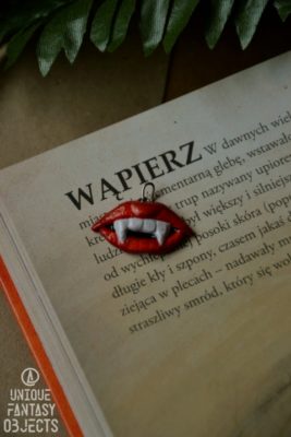 Wisiorek z wampirzymi zębami (Unique Fantasy Objects) (3)