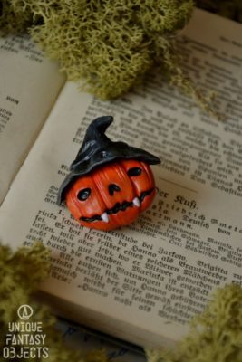 Broszka w kształcie dyni w kapeluszu (Unique Fantasy Objects)