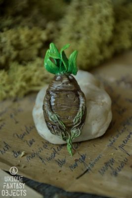 Broszka z rzeźbą mandragory (Unique Fantasy Objects)