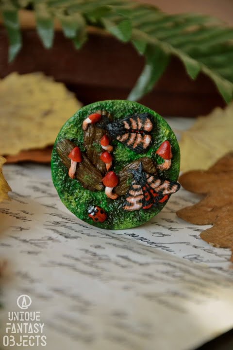 Broszka z rzeźbą motyli i grzybków na leśnym mchu (Unique Fantasy Objects)