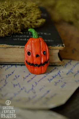 Broszka w kształcie długiej dyni (Unique Fantasy Objects)