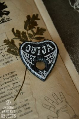 Broszka w kształcie tablicy Ouija (Unique Fantasy Objects)