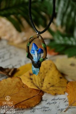 Naszyjnik z niebieskimi grzybami i kamieniem apatyt (Unique Fantasy Objects)