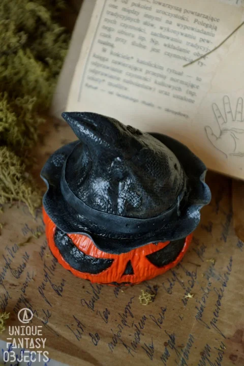 Pudełko w kształcie dyni w kapeluszu (Unique Fantasy Objects)