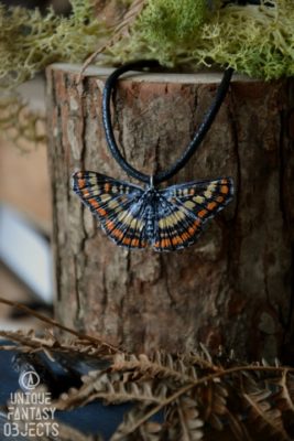 Naszyjnik z czarno-beżowym motylem (Unique Fantasy Objects)