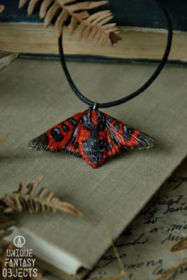 Naszyjnik z czerwoną ćmą i labradorytem (Unique Fantasy Objects)
