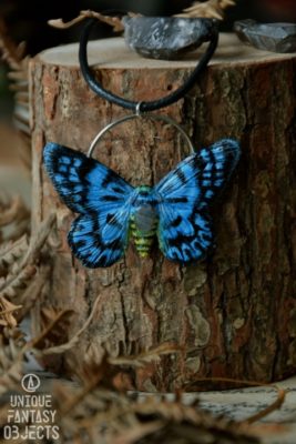 Naszyjnik z niebieskim motylem i labradorytem (Unique Fantasy Objects)