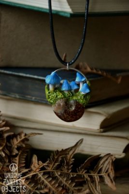 Naszyjnik z niebieskimi grzybami i amonitem (Unique Fantasy Objects)