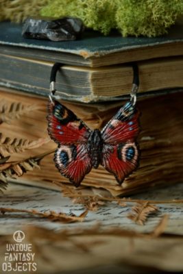 Naszyjnik z motylem rusałka pawik (Unique Fantasy Objects)