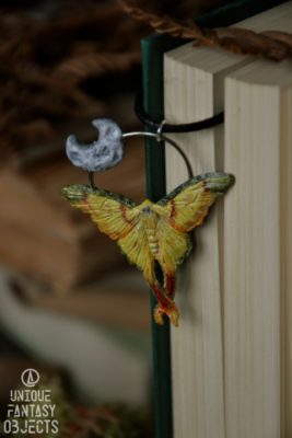 Naszyjnik z żółtym motylem i księżycem (Unique Fantasy Objects)
