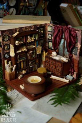 Świecznik w kształcie wiktoriańskiej biblioteczki (Unique Fantasy Objects)