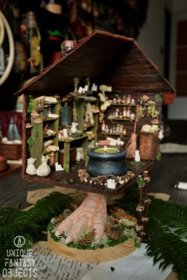 Świecznik na kurzej stopie (Unique Fantasy Objects)