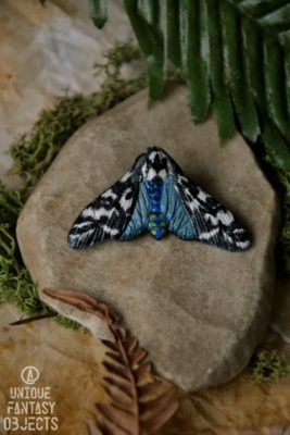 Broszka z czarno niebieską ćmą (Unique Fantasy Objects)