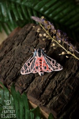 Broszka z rzeźbą różowej ćmy (Unique Fantasy Objects)