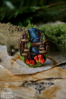 Broszka z lasem i czerwonymi grzybkami (Unique Fantasy Objects)