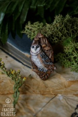 Broszka z rzeźbą sowy na drzewie (Unique Fantasy Objects)