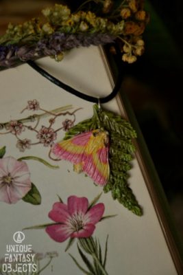 Naszyjnik z ćmą klonową na liściu (Unique Fantasy Objects)