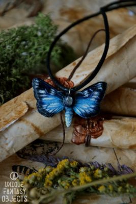 Naszyjnik z niebieskim motylem i labradorytem (Unique Fantasy Objects)