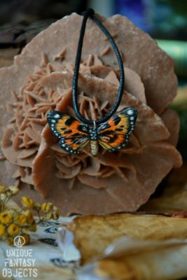 Naszyjnik z rzeźbą pomarańczowego motyla (Unique Fantasy Objects)