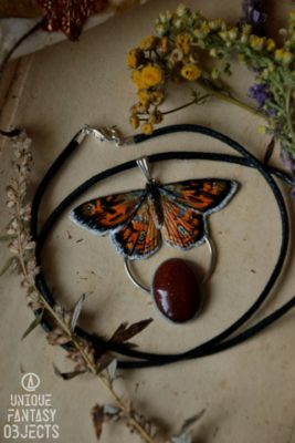 Naszyjnik z pomarańczowym motylem i piaskowcem (Unique Fantasy Objects)