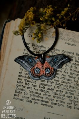 Naszyjnik z szaro różową ćmą (Unique Fantasy Objects)