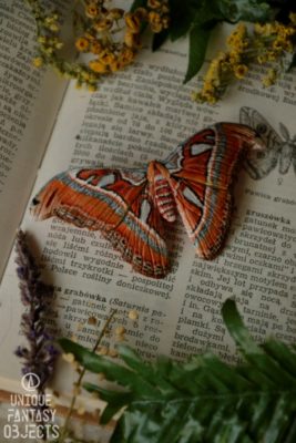 Spinka z rzeźbą motyla pawica atlas (Unique Fantasy Objects)