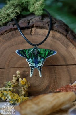 Naszyjnik z zieloną ćmą i labradorytem (Unique Fantasy Objects)