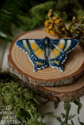 Broszka z żółto morską ćmą (Unique Fantasy Objects)