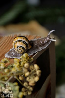 Broszka w kształcie ślimaka wstężyka gajowego (Unique Fantasy Objects)