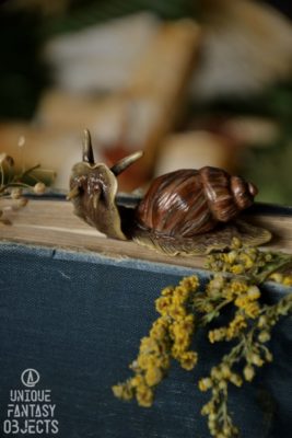 Broszka z rzeźbą ślimaka winniczka (Unique Fantasy Objects)
