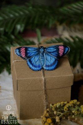 Broszka z niebiesko różowym motylem (Unique Fantasy Objects)
