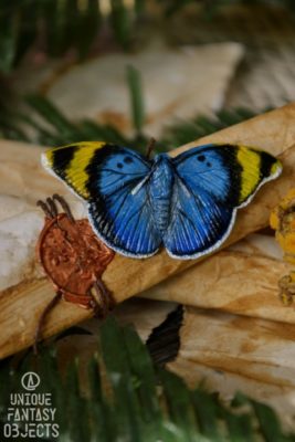 Motyl z rzeźbą niebiesko żółtego motyla (Unique Fantasy Objects)